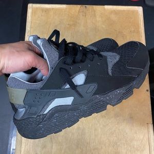 Mens Nike huaraches, size 10